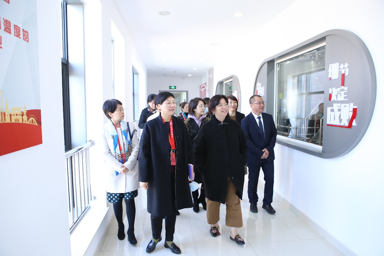 E:91吃瓜
党委工作部\1 党建工作1124 女性创新学校走进益民现场照片\IMG_1551.JPG